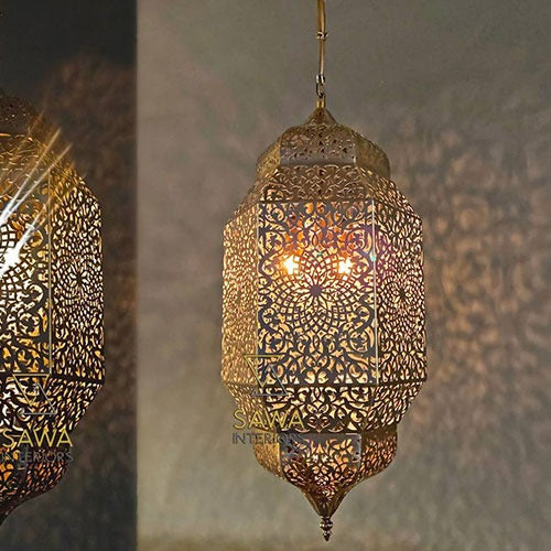 ثريا نحاسية عتيقة